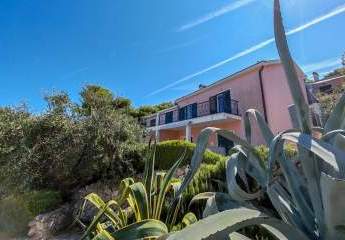 Apartmenthaus mit vier Wohneinheiten nahe dem Meer