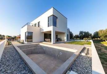 Moderne Neubau-Villa mit Swimmingpool
