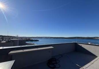 Penthouse mit Panoramablick auf Stadt und Meer