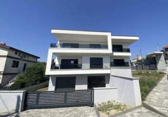 Crikvenica, Kvarner: Moderne Neubau-Villa mit 2 Wohneinheiten