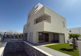 Voll möblierte Doppelhaushälfte mit Pool, Meerblick und hochwertiger Ausstattung – Privlaka