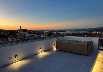 Möbliertes Steinhaus mit Dachterrasse und Meerblick