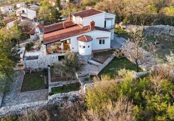 Geräumiges Haus mit Pool und Meerblick