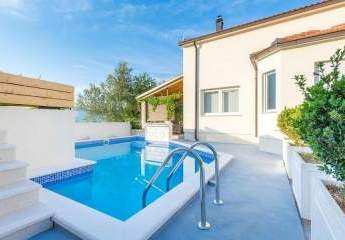 Haus mit Swimmingpool nahe dem Meer