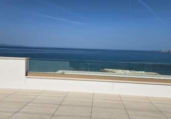 Modernes Penthouse mit Dachterrasse in der 1. Reihe zum Meer