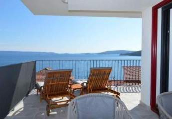 Modernes Penthouse mit Panorama-Meerblick und Community-Pool bei Trogir