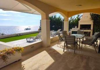 Villa mit drei Wohneinheiten direkt am Meer