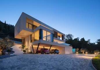 Moderne Luxusvilla mit Swimmingpool und Panorama-Meerblick