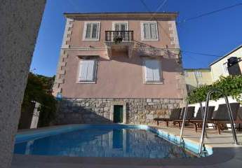 Mediterranes Steinhaus direkt am Meeresufer