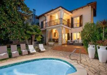 Mediterrane Villa mit Pool direkt am Meer