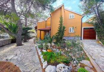 Haus in attraktiver Lage in der ersten Reihe zum Meer, Region Sibenik