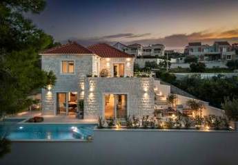 Mediterrane Steinvilla mit Swimmingpool und Blick auf das Meer