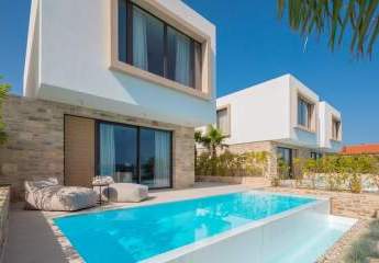 Moderne Villa mit Pool in der ersten Reihe zum Meer