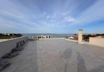 Modernes Penthouse mit Dachterrasse nahe dem Meer