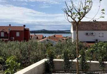 Moderne Erdgeschosswohnung mit Garten und Meerblick