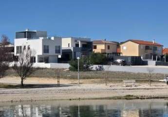 Moderne Villa mit Dachterrasse nahe dem Strand