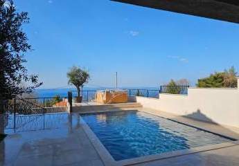 Haus mit Swimmingpool und Blick auf das Meer