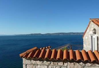 Renoviertes Steinhaus direkt am Meer, Omis Riviera
