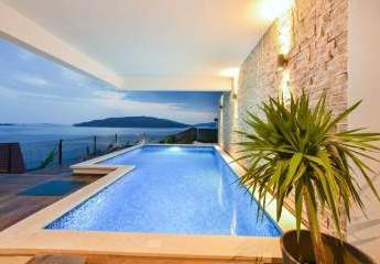 Moderne Luxusvilla mit Panorama-Meerblick