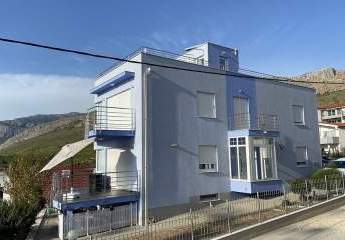 Modernes Haus mit Dachterrasse und Panoramablick