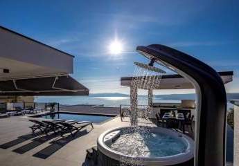 Moderne Villa mit Swimmingpool und Panorama-Meerblick