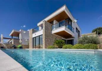 Luxusvilla mit Swimmingpool und Meerblick