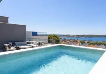 Modernes Duplex-Penthouse mit Pool und Meerblick