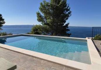 Moderne Villa mit Pool und Meerblick an der Omis Riviera