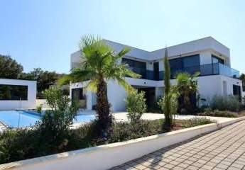 Neue Villa mit Pool und Meerblick, ca. 80 Meter zum Meer
