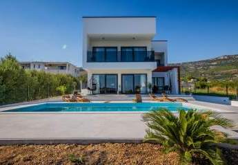 Moderne Villa mit Swimmingpool und Meerblick