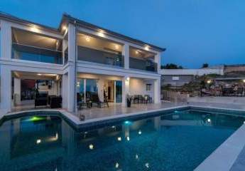 Luxusvilla mit Infinity-Pool in Panoramalage