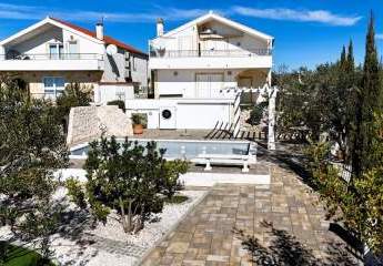 Freistehendes Haus mit Pool und Meerblick
