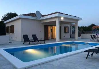 Freistehender Bungalow mit Swimmingpool und Meerblick