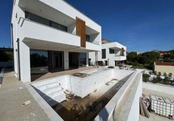 Moderne Neubauvilla mit Pool, Dachterrasse und Meerblick