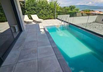 Moderne Erdgeschosswohnung mit Pool, Garten und Meerblick
