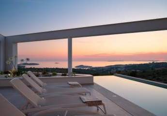 Moderne Luxusvilla mit Infinity-Pool und Meerblick