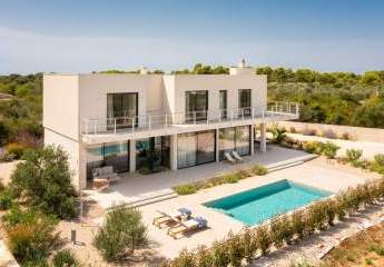 Moderne Luxusvilla mit Pool und Meerblick