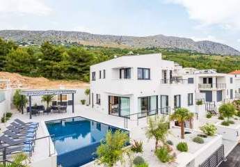 Neu erbaute Villa mit Infinity-Pool und Meerblick