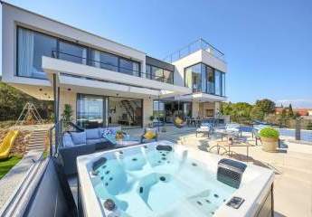 Moderne Luxusvilla mit beheiztem Pool und Meerblick