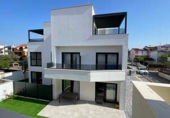 Neubau-Doppelhaushälfte mit Meerblick, möbliert, 300 Meter zum Strand