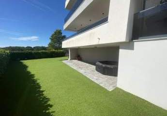 Neue moderne Wohnung mit Garten und Meerblick, 400 Meter zum Meer