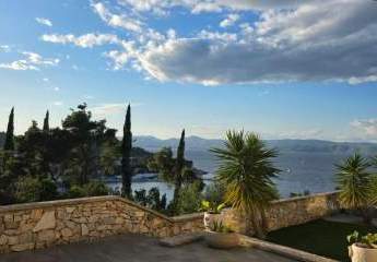 Mediterrane Villa mit Swimmingpool und Meerblick
