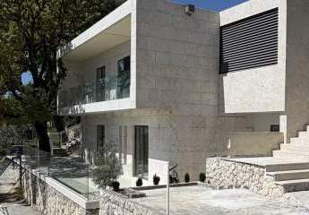 Freistehendes Haus mit Meerblick und drei Wohneinheiten an der Omis Riviera