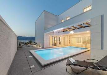 Luxuriöse Villa in erster Reihe zum Meer mit Pool und Meerblick