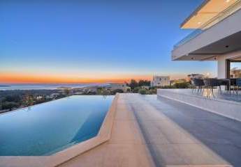 Luxusvilla mit Swimmingpool und Meerblick