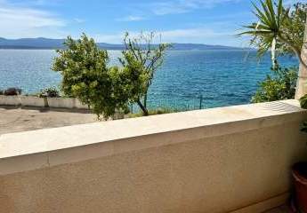 Steinhaus in erster Reihe zum Meer mit Garage