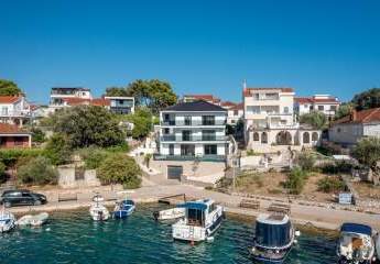 Moderne Neubau-Villa mit Pool und Meerblick, ca. 20 Meter zum Meer