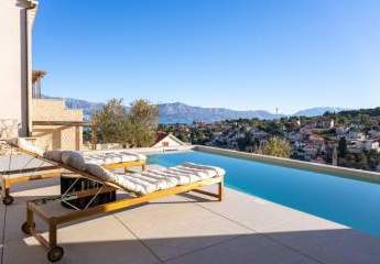 Moderne Villa mit Swimmingpool und Meerblick
