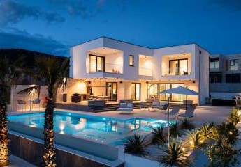 Luxusvilla mit Infinity-Pool und Meerblick