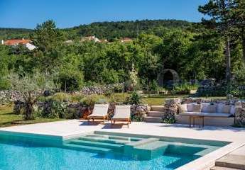 Moderne Neubauvilla mit Pool und Meerblick auf großem Grundstück